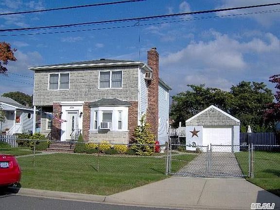 5th image of 276 Tennis Ct