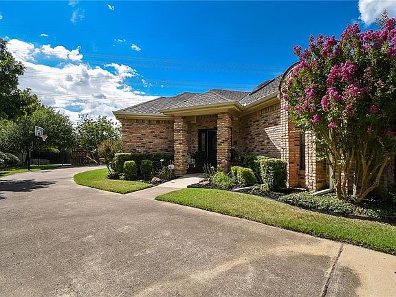 4th image of 4012 Falcon Lake Dr