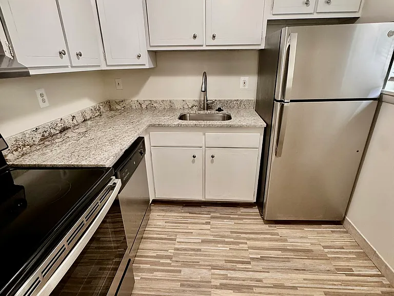 711 Farmington Ave — Photo 14