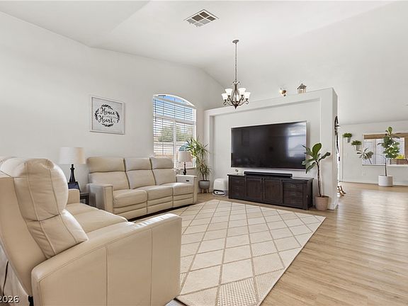 5th image of 826 Samoy St