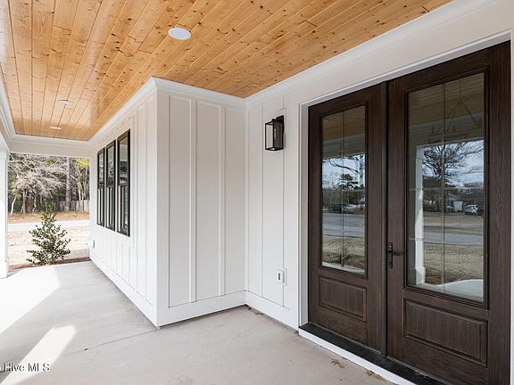 3rd image of 207 Club Point Drive