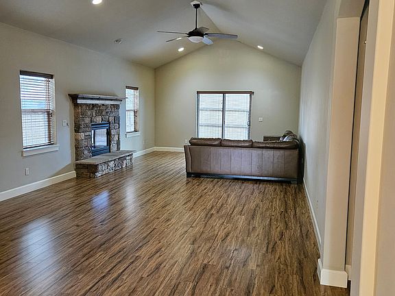 3rd image of 61186 Geary Dr