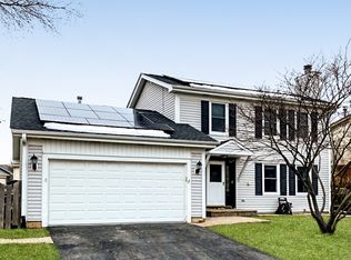 355 Country Ln, Algonquin, IL 60102