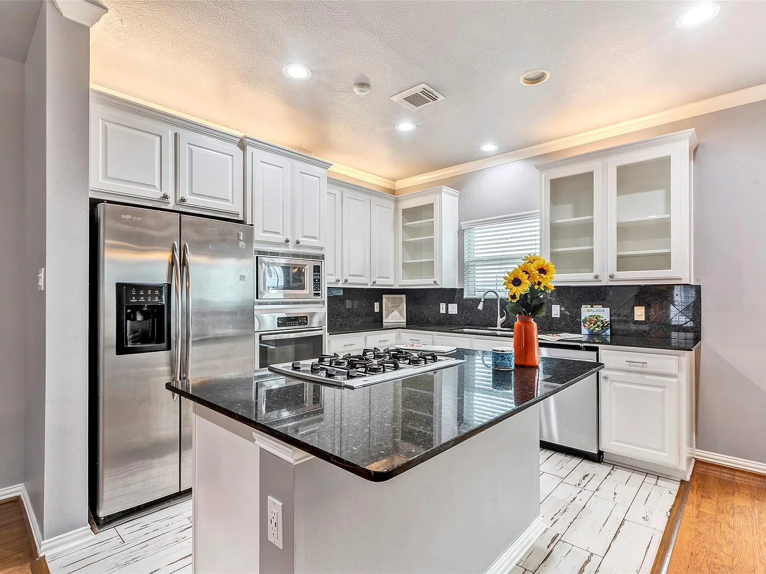 3 bed, 2.5 bath, 1776 sqft, $2,200 — Photo 2