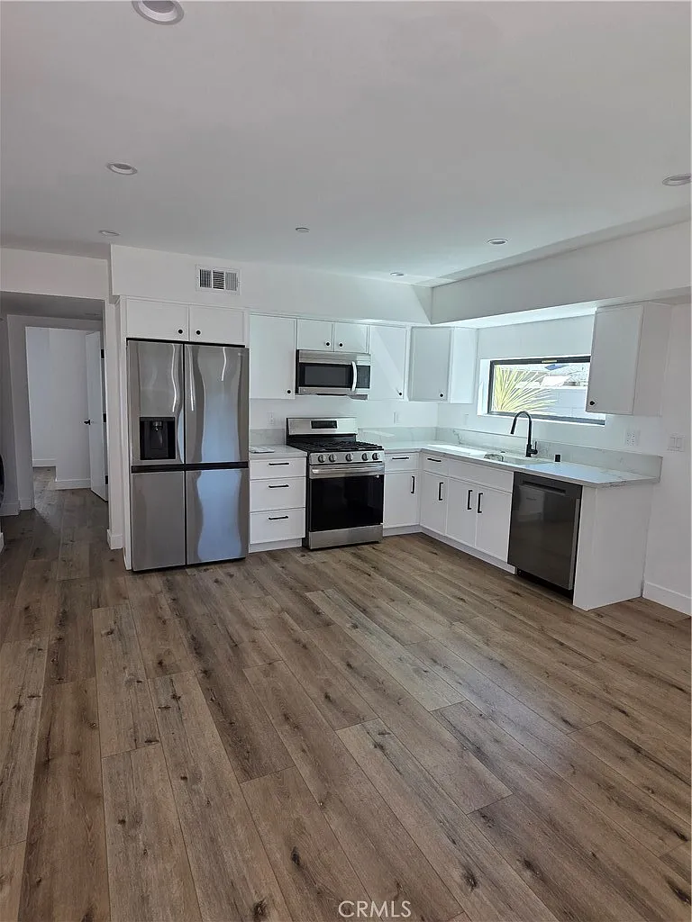 Building Photo - 6130 Hazeltine Ave #3