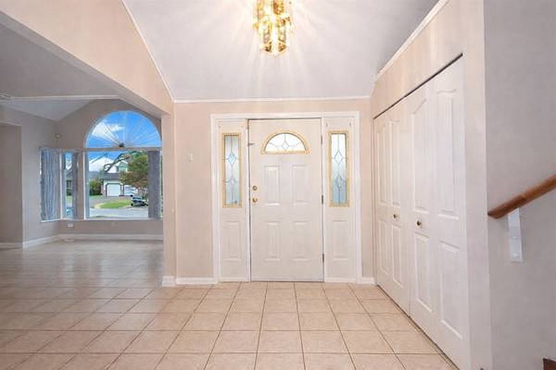 Surrey House for rent - 3 Bedrooms — photo 2
