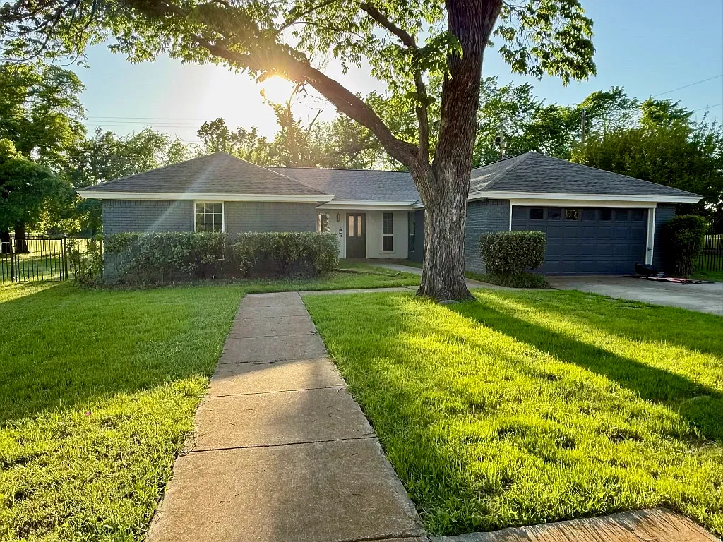 3 bed, 1901 sqft, $4,000 — Photo 1