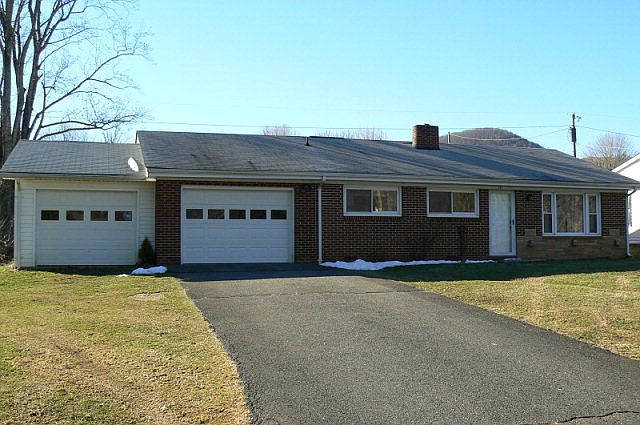 1st image of 301 Brook Ln