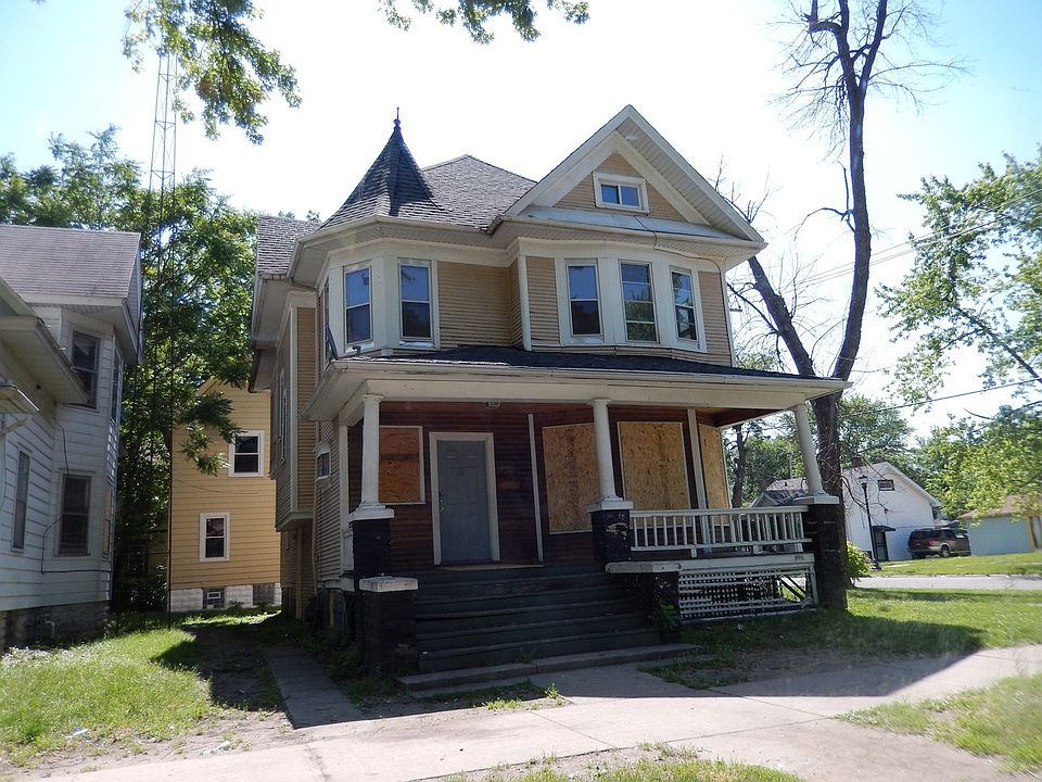 2nd image of 392 S Chicago Ave