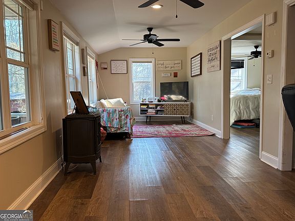 3rd image of 122 Alexander Rd