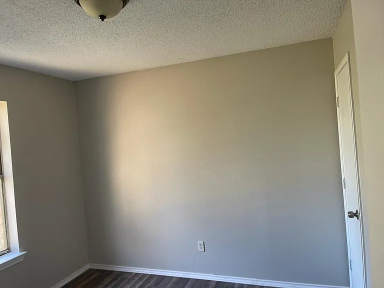 105 Gladys St — Photo 5