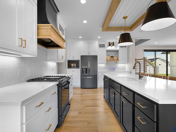 5th image of 202 Central Cir