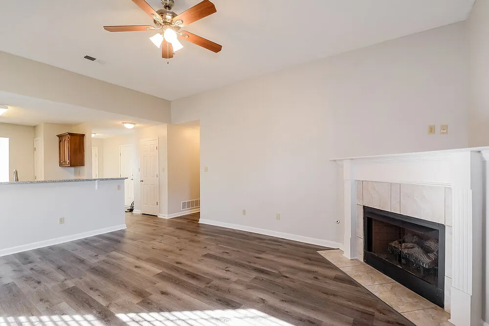 3 bed, 2.0 bath, 1475 sqft, $1,935 — Photo 4