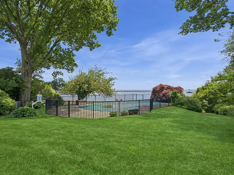 54 Shore Dr — Photo 4