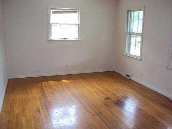 3rd image of 3416 Saybrook Dr
