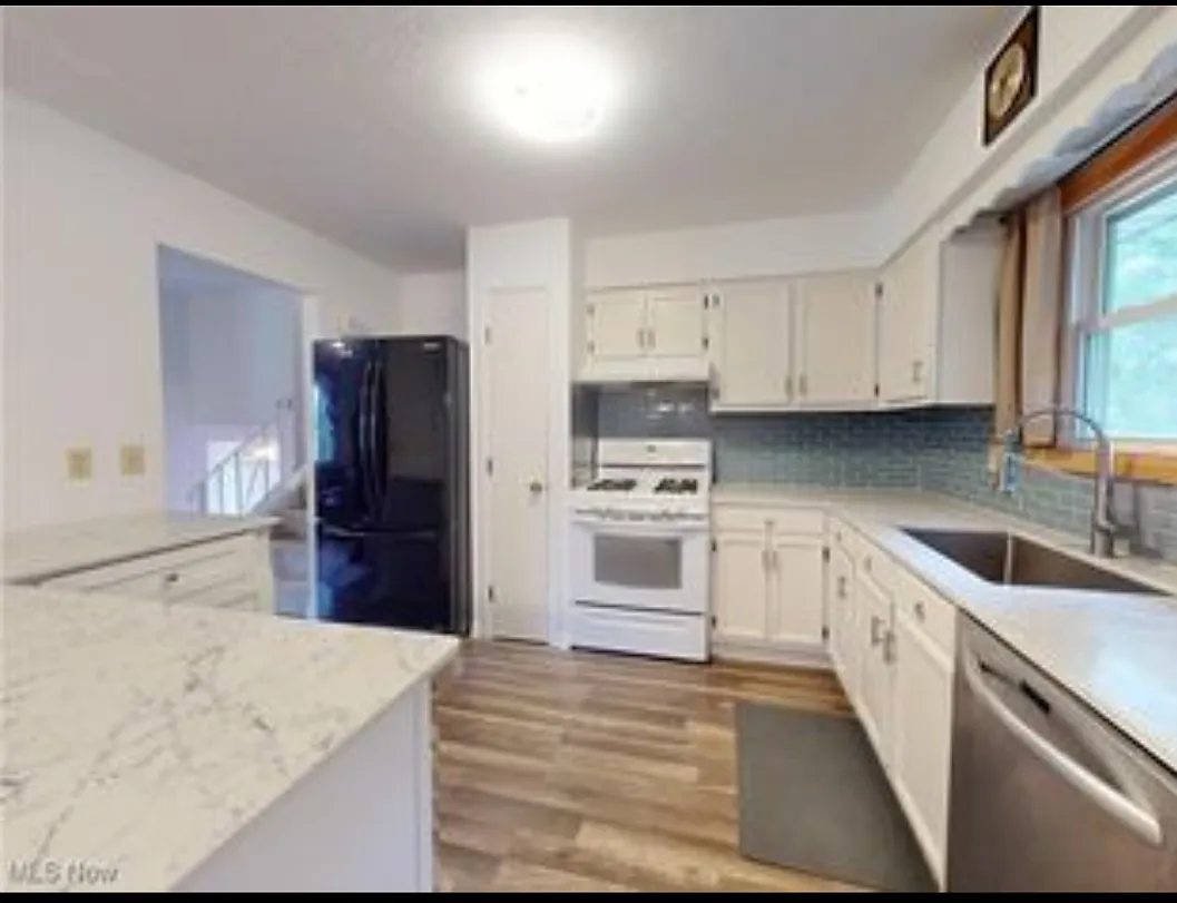 3 bed, 1.5 bath, 2038 sqft, $2,350 — Photo 2