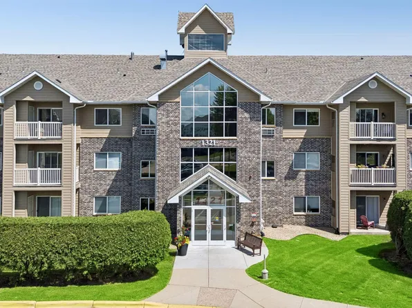 1321 Lake Dr #123, Chanhassen, MN 55317