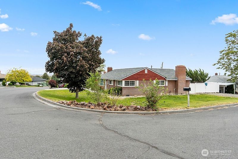 3rd image of 281 Mocliff Avenue