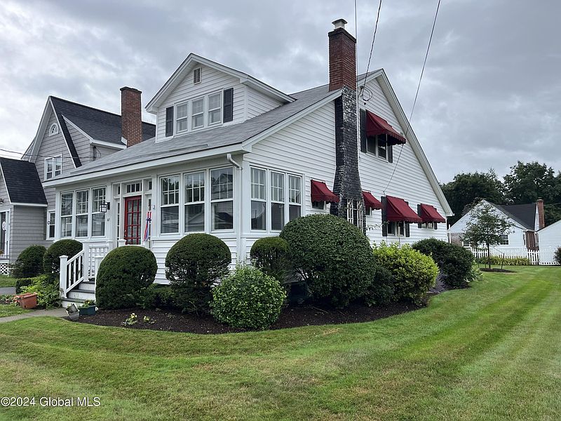 4th image of 41 Meadowlawn Avenue
