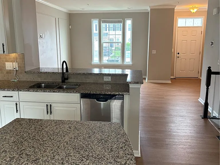 1155 Westminster Dr — Photo 3
