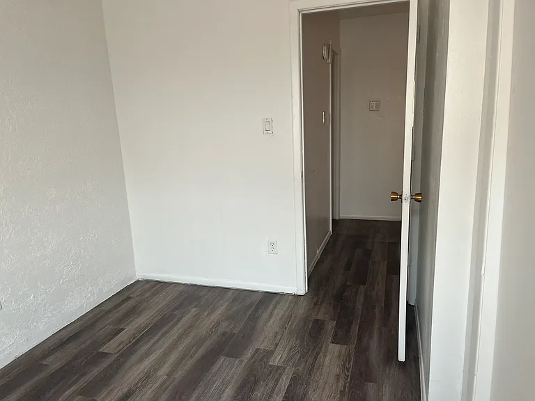 Updated 2 Bedroom Town Home Apt. in the Sawmill District — Photo 23