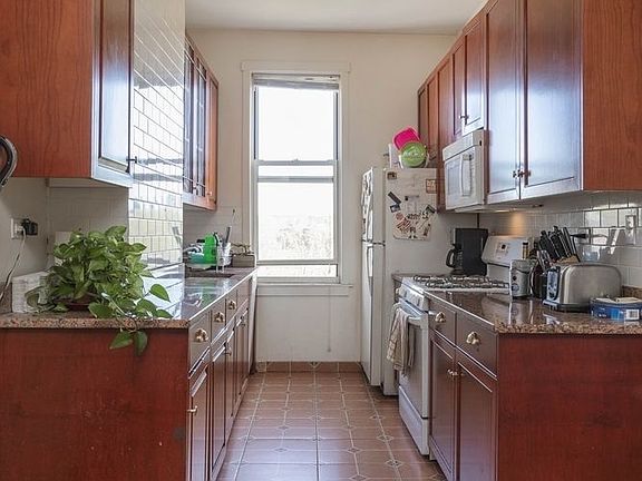 3rd image of 2919 Astoria Blvd Fl 3