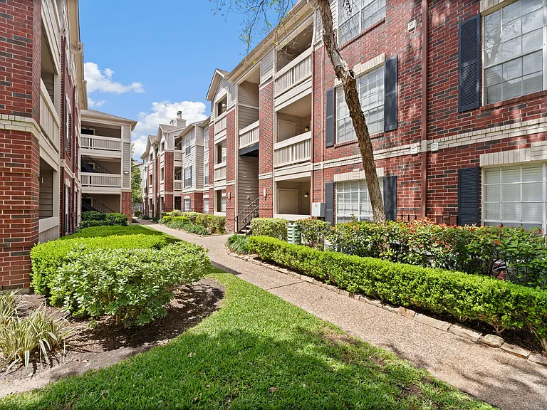 Gables Cityscape — Photo 24
