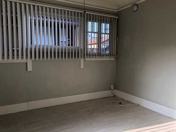 5th image of 5115 1/4 De Longpre Ave
