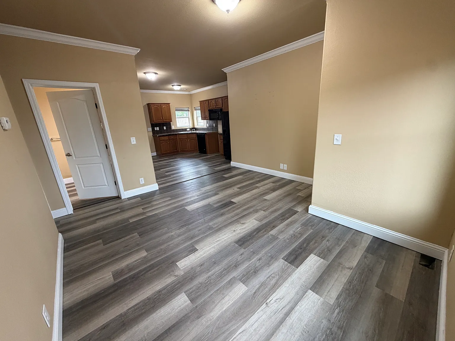 3 bed, 1036 sqft, $1,350 — Photo 2