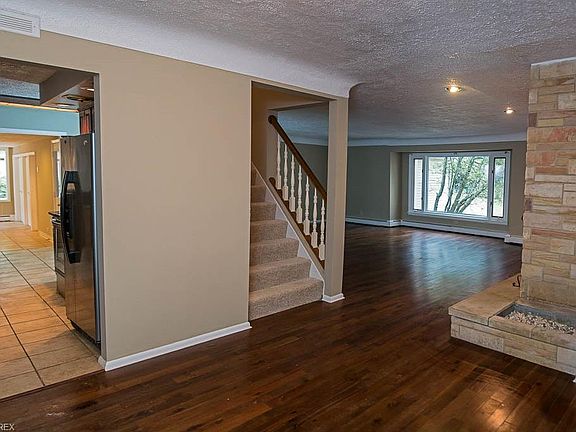 4th image of 170 Meadowhill Ln