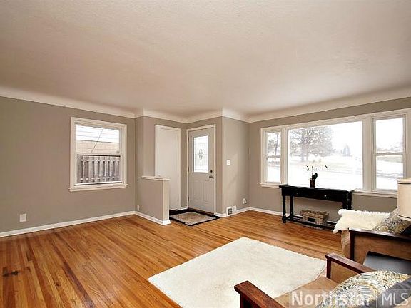 3rd image of 106 21st Ave S