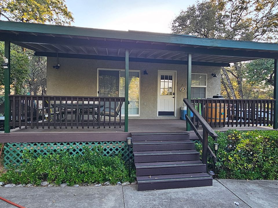 Front of cottage, with deck.