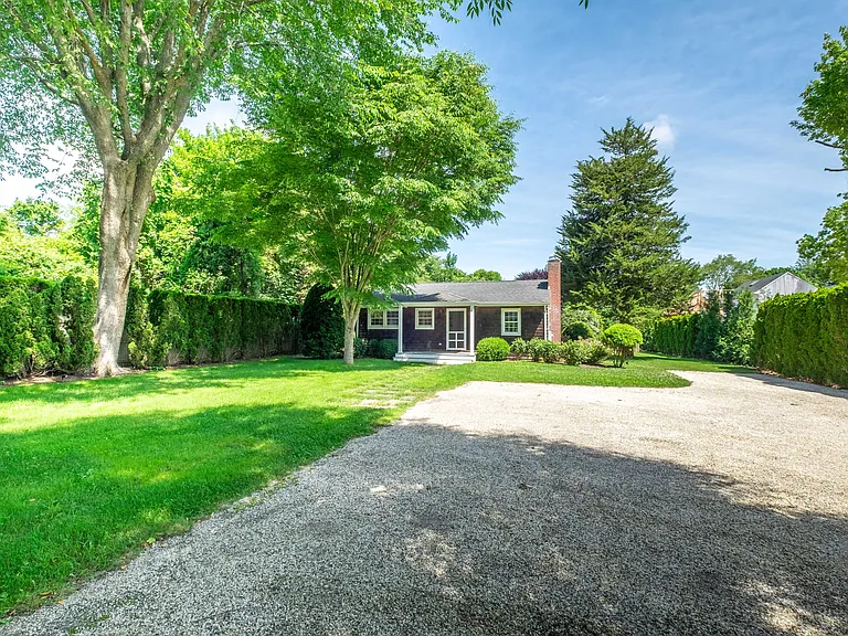 241 Pantigo Rd — Photo 38