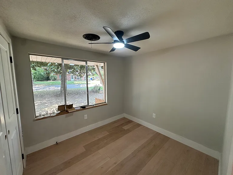 2105 Lookout Ave — Photo 2