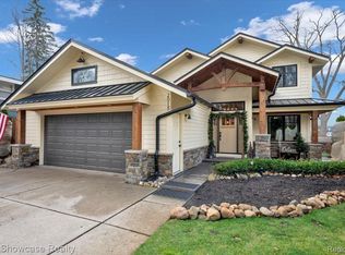 2015 Ridge Rd, White Lake, MI 48383