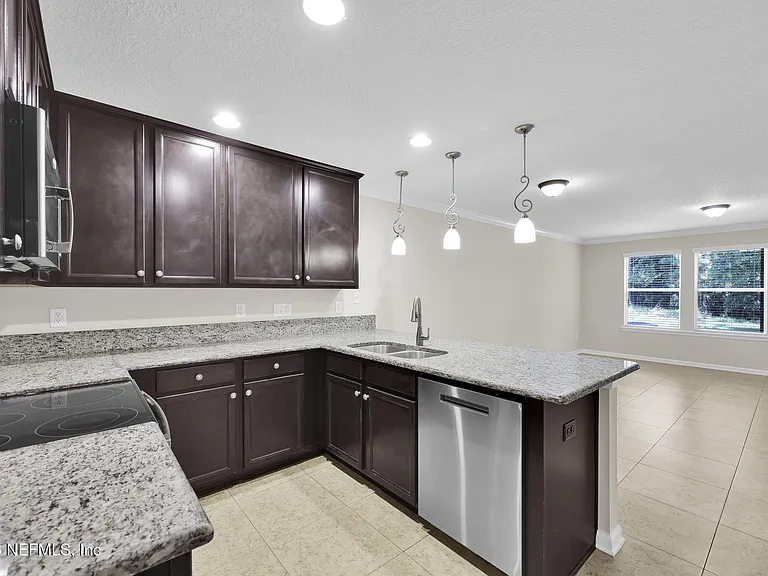 452 Walnut Dr — Photo 6