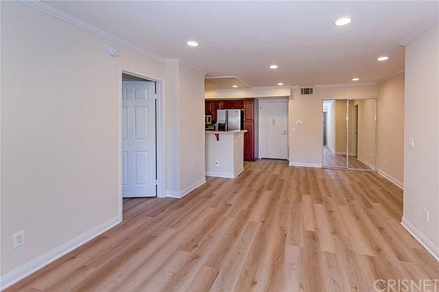 1st image of 5550 Owensmouth Ave APT 111