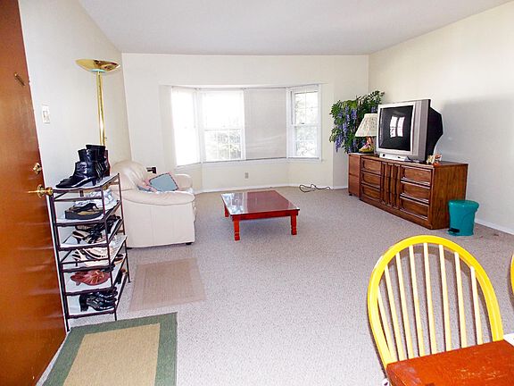 5th image of 617 Broadmoor Dr