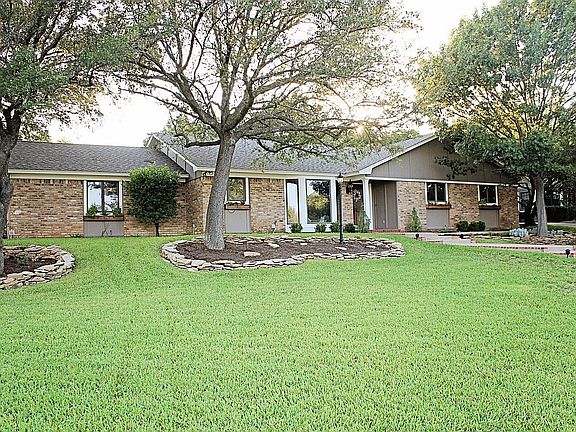 2nd image of 900 Ivy Ann Dr