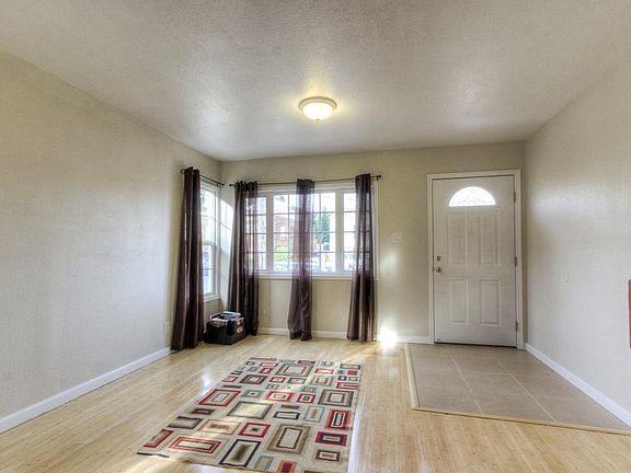 4th image of 913 Commercial Ave