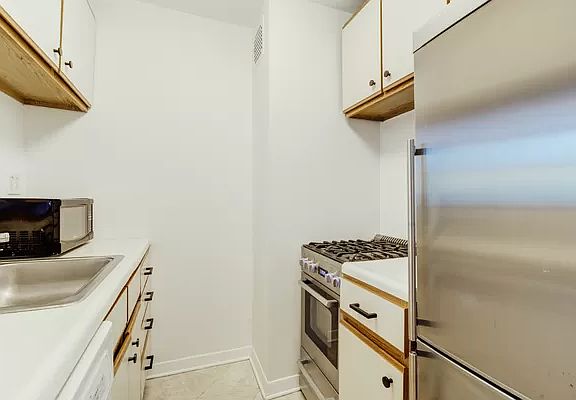 5th image of 315 W 55th St APT 5F