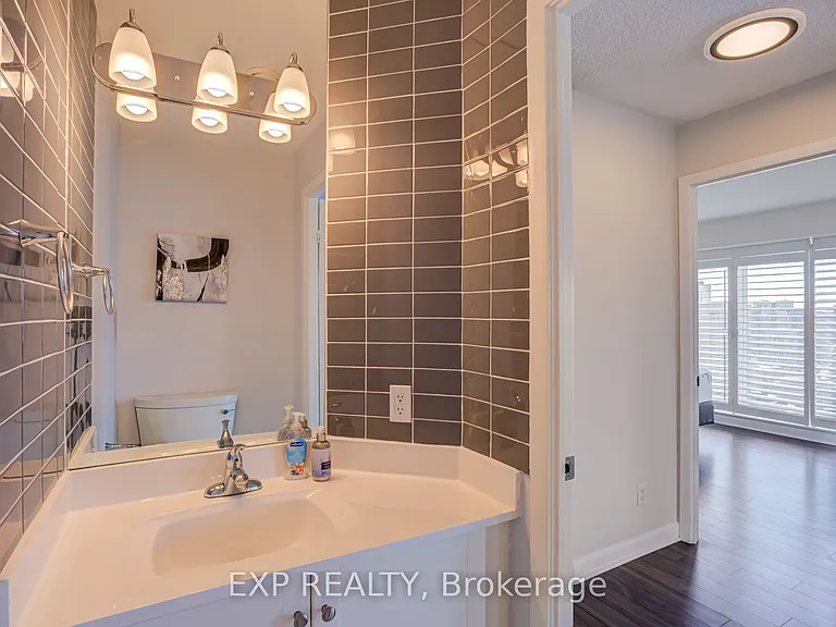 210 Victoria St #Penthouse 09 — Photo 40