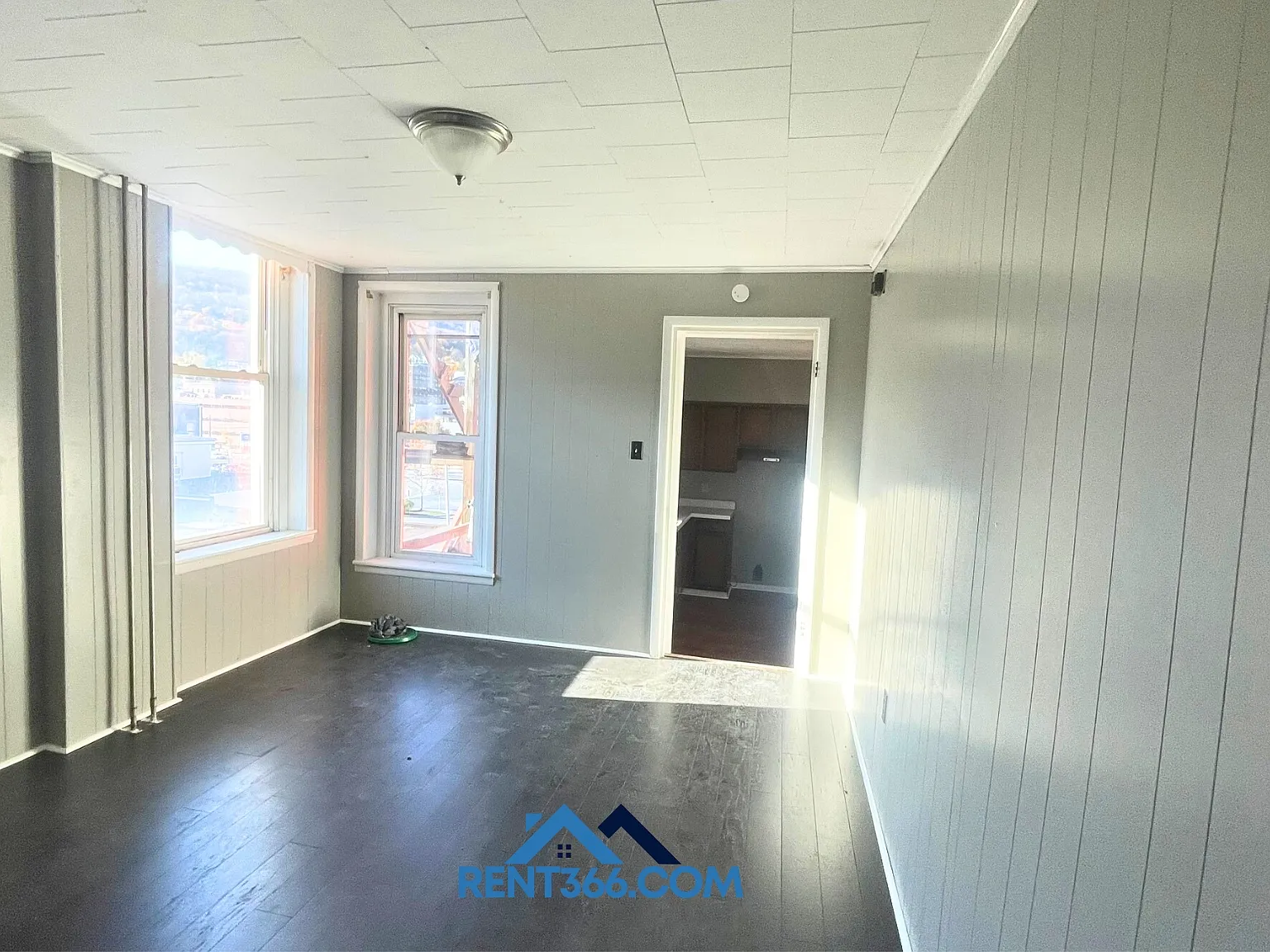 101 N George St — Photo 2