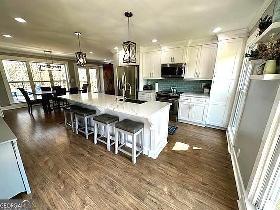 3rd image of 110 Thomas Dr