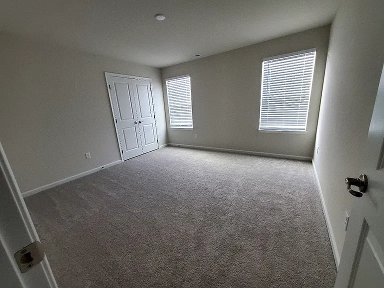 563 Roosevelt St — Photo 1