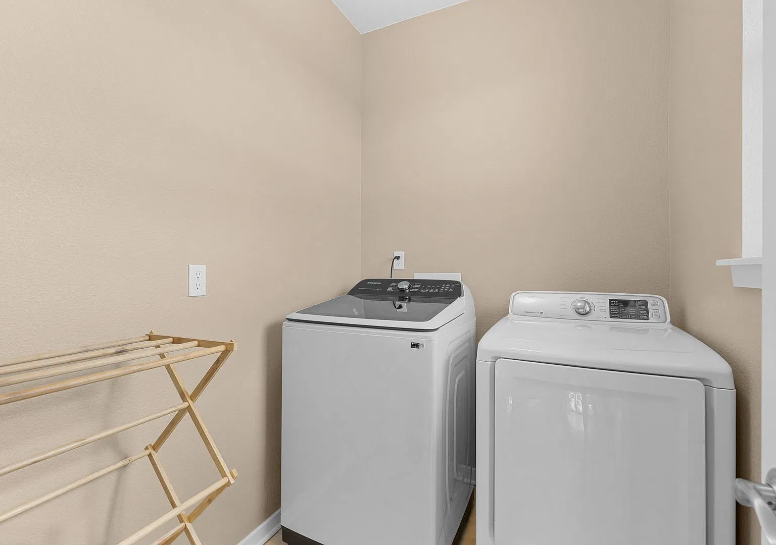 Stunning 2-Bedroom, 3-Bathroom Townhome with Rooftop Deck and Mountain Views — Photo 3