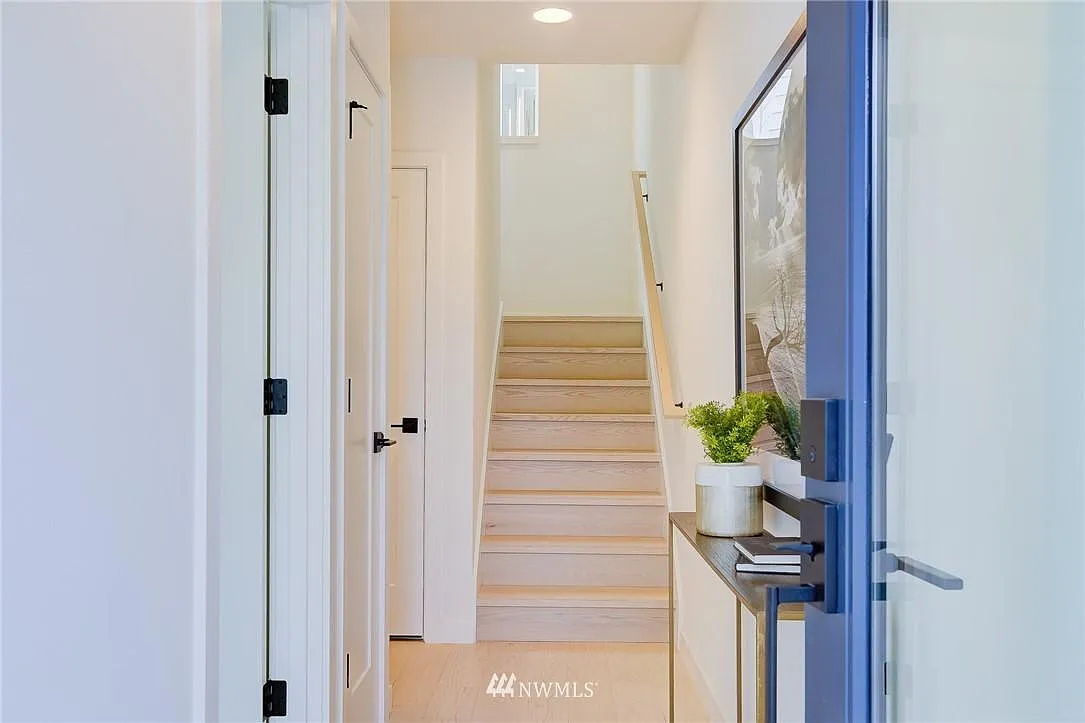 2 bed, 1013 sqft, $3,300 — Photo 4