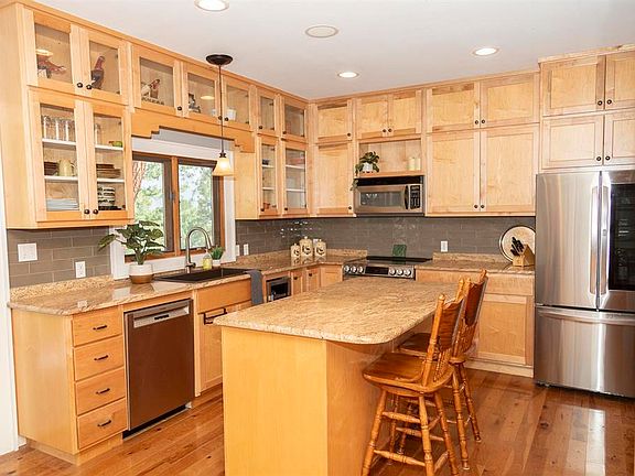 4th image of 805 Lake Drive