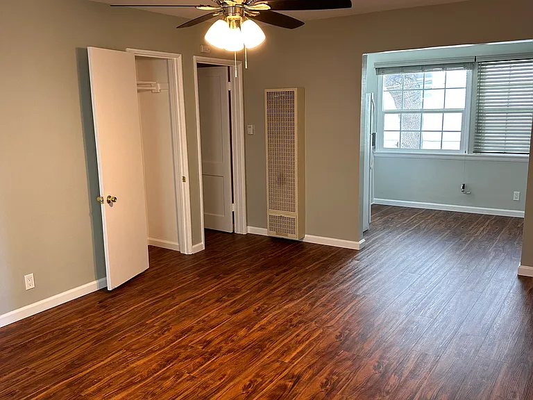 14916 Moorpark St #4 — Photo 2