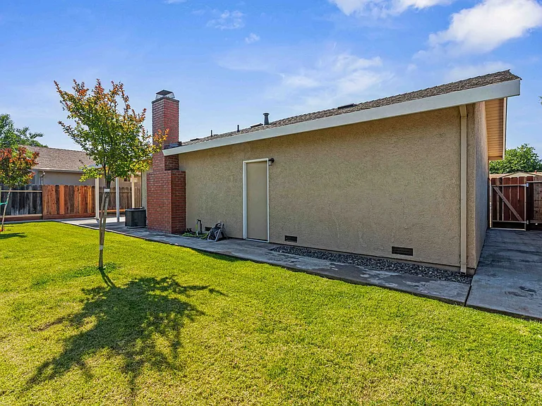 2025 Sweetwater Dr — Photo 22